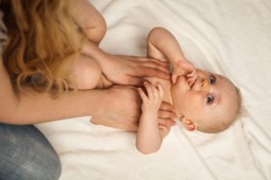 Babymassage @Kristin Gründler, fotolia