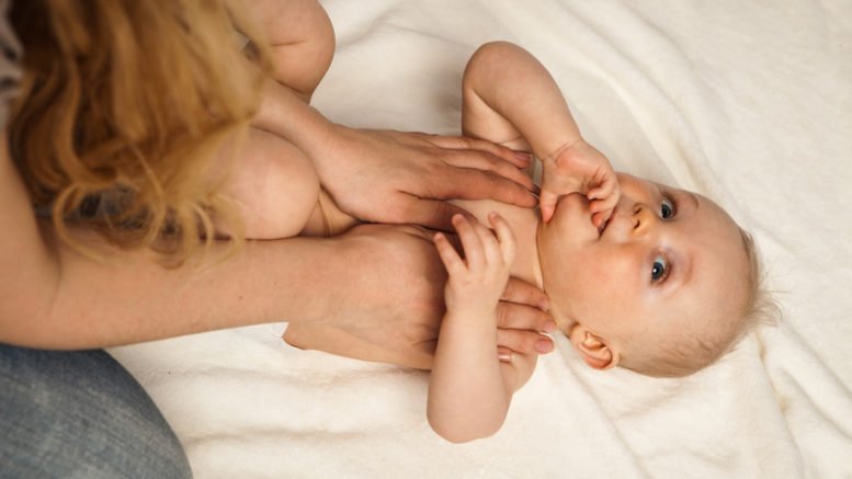 Babymassage @Kristin Gründler, fotolia